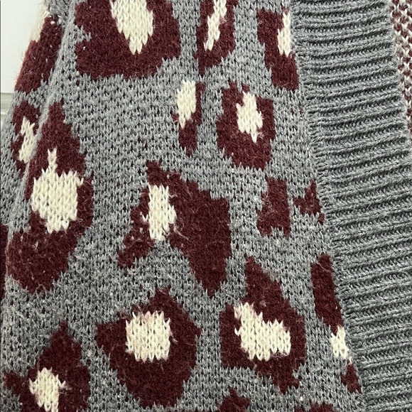 Evereve Oversized Leopard Print Cardigan in Gray and Burgundy - Size XL - Picture 3 of 16